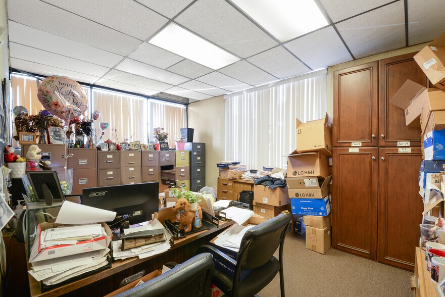 More Photos Of 623 Young St, Santa Ana Manufacturing For Sale