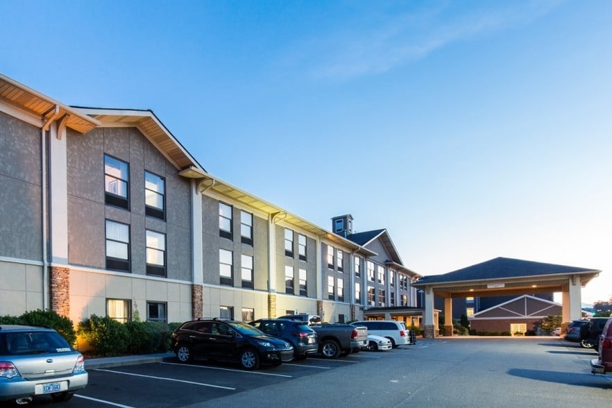 More Photos Of 840 E King St, Boone Hotel For Sale