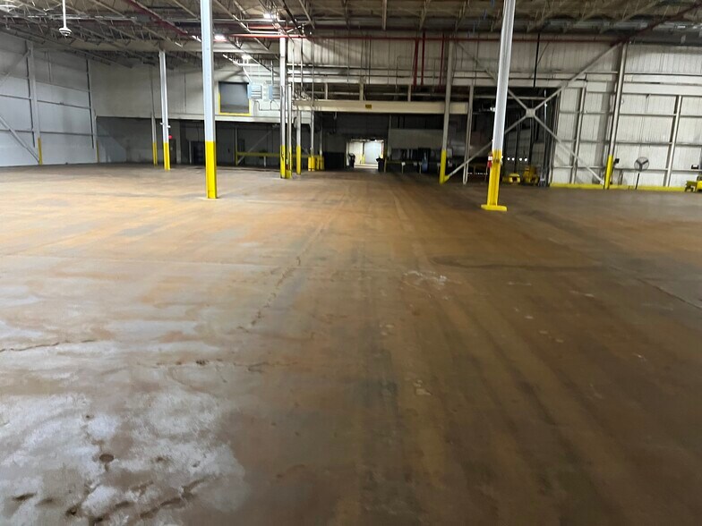 More Photos Of 1611 James P Cole Blvd, Flint Manufacturing For Lease