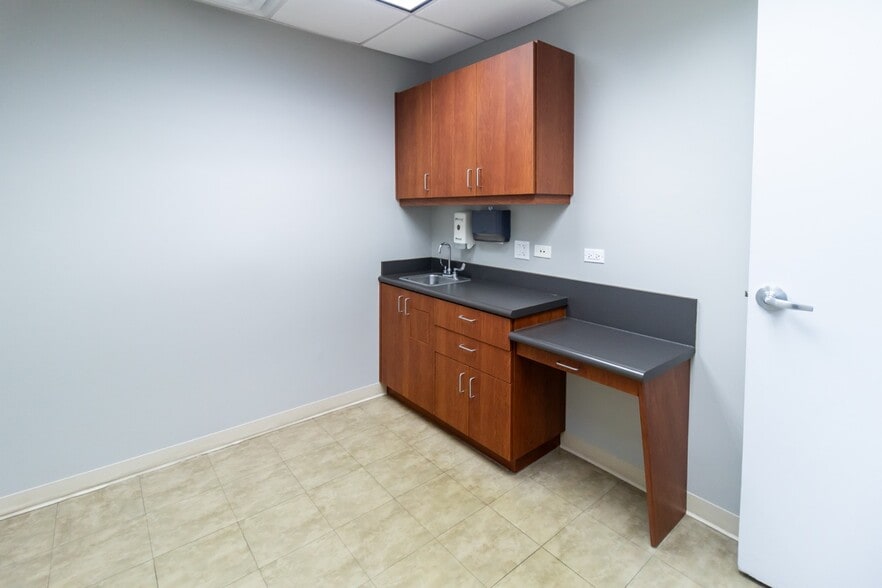 More Photos Of 2400 N Ashland Ave, Chicago Medical For Lease