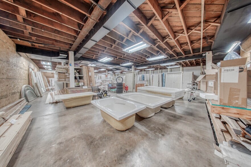 More Photos Of 105 E Walnut St, Houston Freestanding For Sale