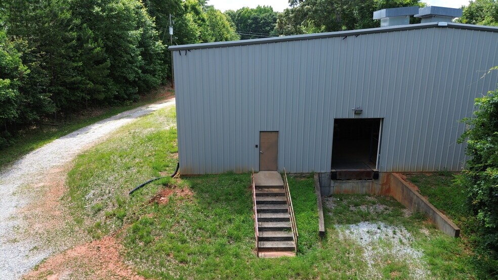 More Photos Of 425 S Jackson St, Hartwell Industrial For Lease