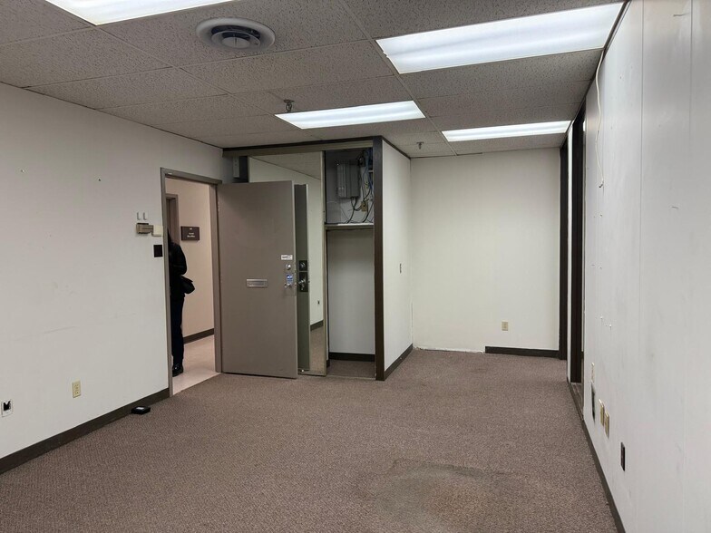 More Photos Of 2465 Cawthra Rd, Mississauga Light Distribution For Sale