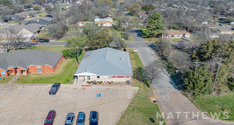 More Photos Of 3901 S Jack Kultgen Expy, Waco Veterinarian Kennel For Sale