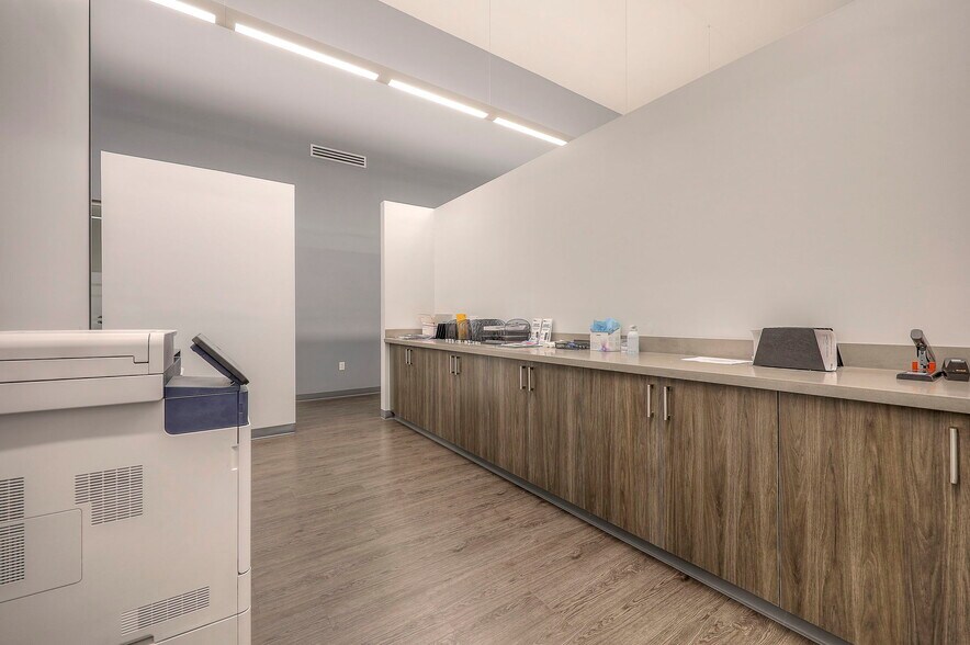 More Photos Of 5821 NW 72nd St, Kansas City Office For Lease