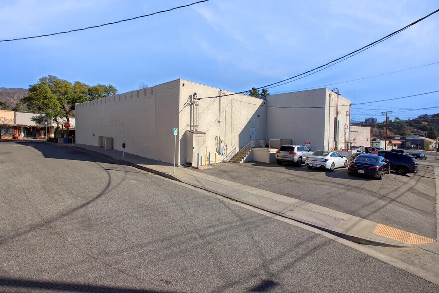 More Photos Of 2240 Honolulu Ave, Montrose Storefront For Lease