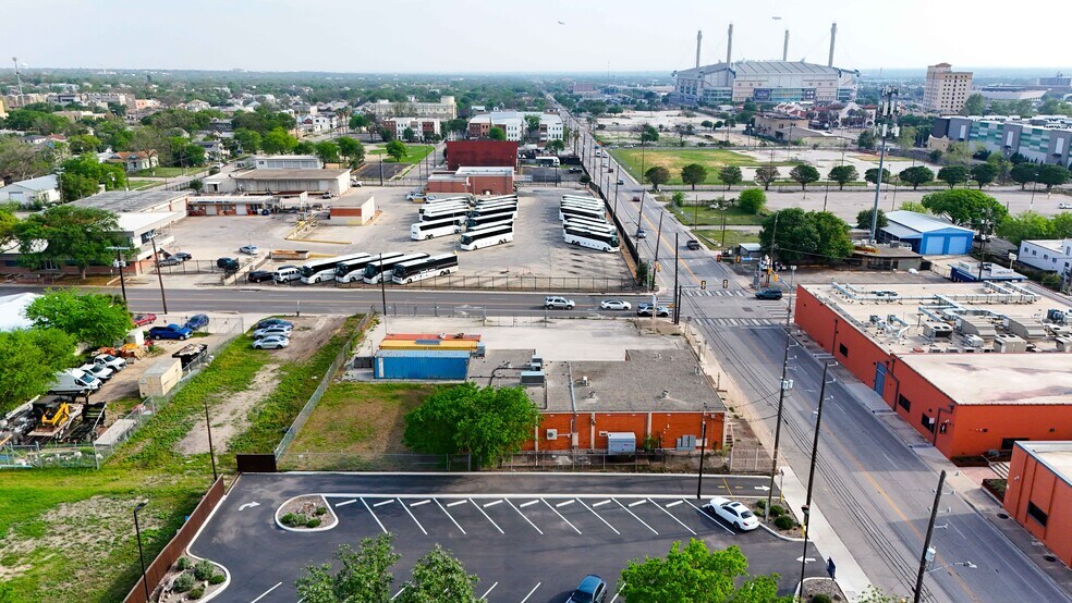 More Photos Of 1403 E Houston St, San Antonio Flex For Lease