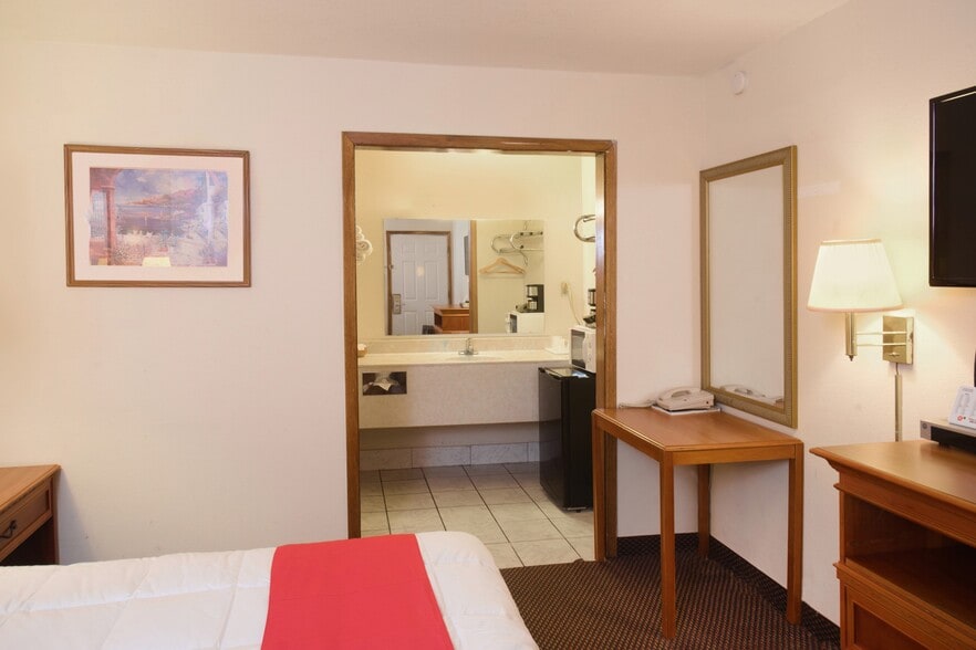 More Photos Of 823 NE Hwy 54, Guymon Hotel For Sale