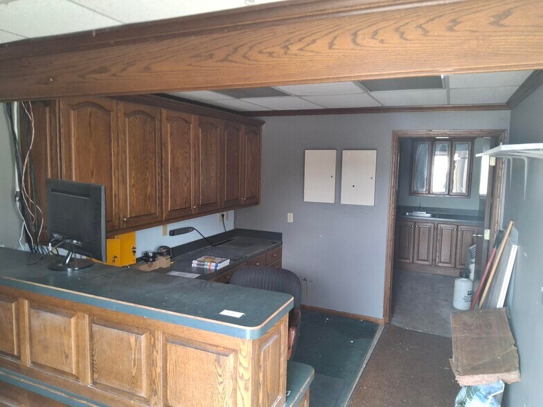 More Photos Of 235 SW Gage Blvd, Topeka Self Storage For Lease