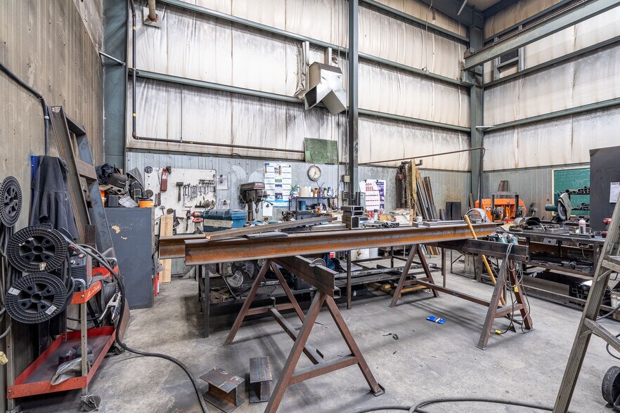 More Photos Of 4702 40 Av, Lloydminster Industrial For Lease