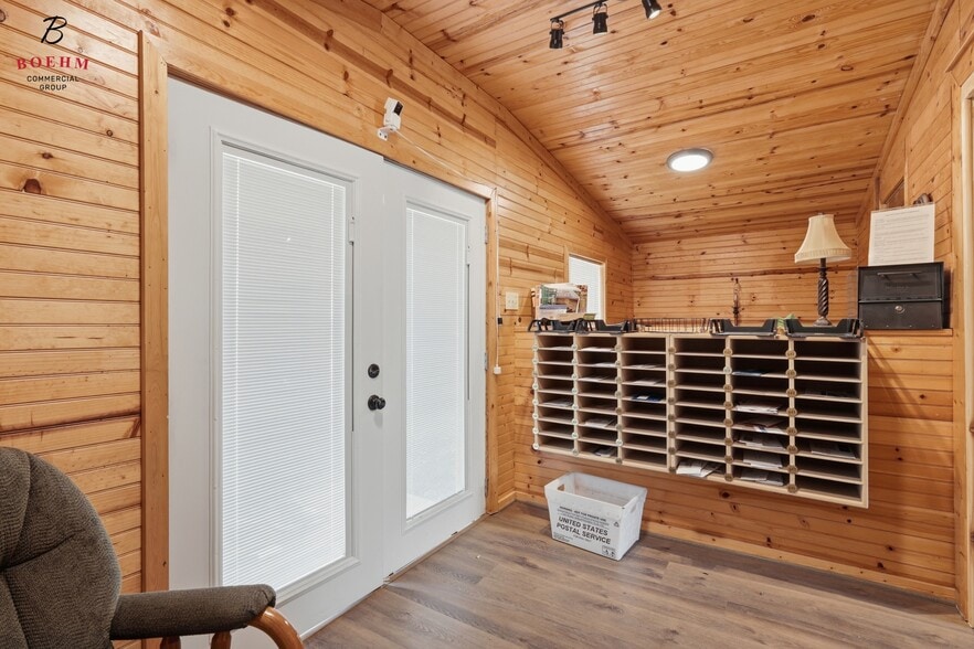 More Photos Of 185 Mitchell Dr, Spring Branch Warehouse For Sale