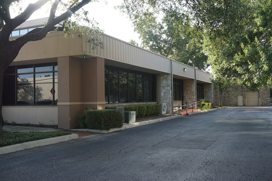 More Photos Of 922 Isom Rd, San Antonio Office For Sale