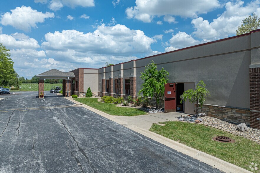 Primary Photo Of 310 Country Club Dr, Pekin Golf Course Driving Range For Sale