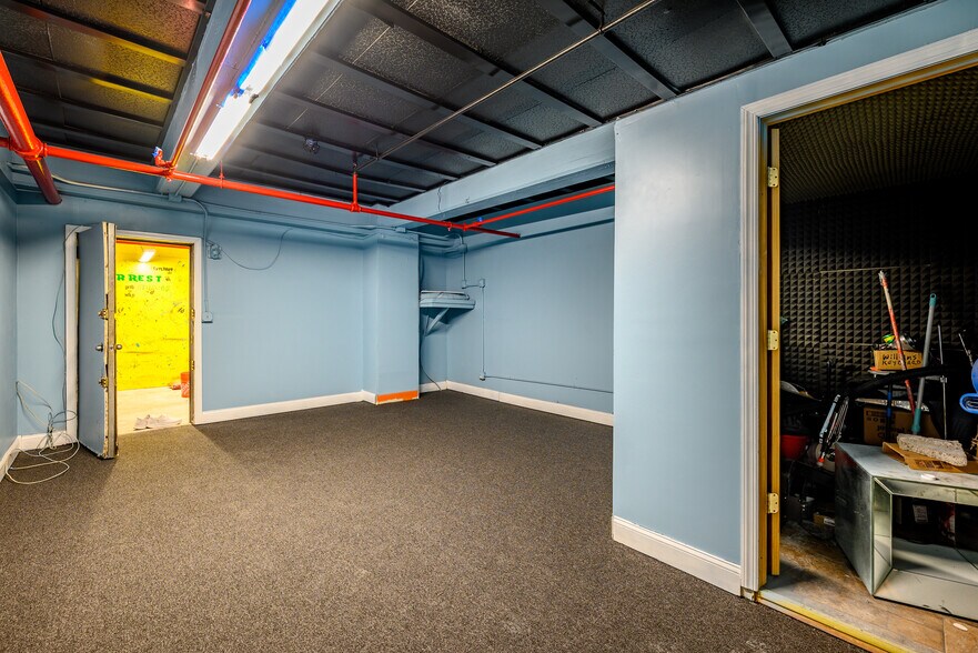 More Photos Of 86-90 Forrest St, Jersey City Warehouse For Lease