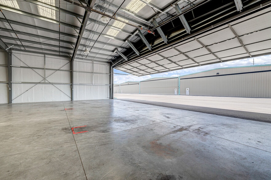 More Photos Of 2730 Airport Dr, North Las Vegas Airplane Hangar For Sale
