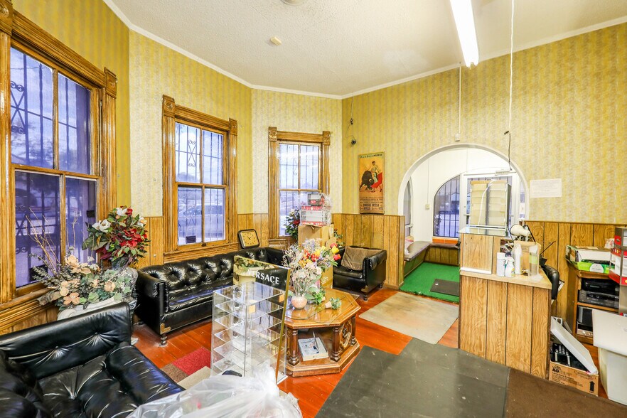 More Photos Of 1019 San Bernardo Ave, Laredo Office For Sale