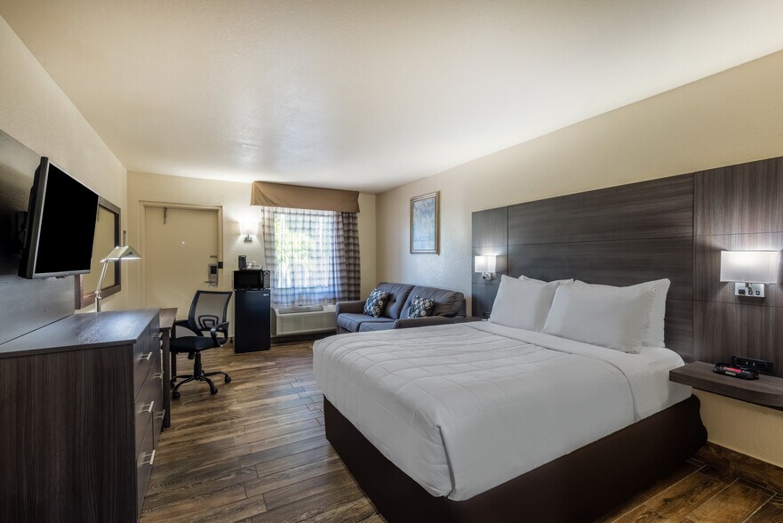 More Photos Of 409 SE 1st Ave, Florida City Hotel For Sale