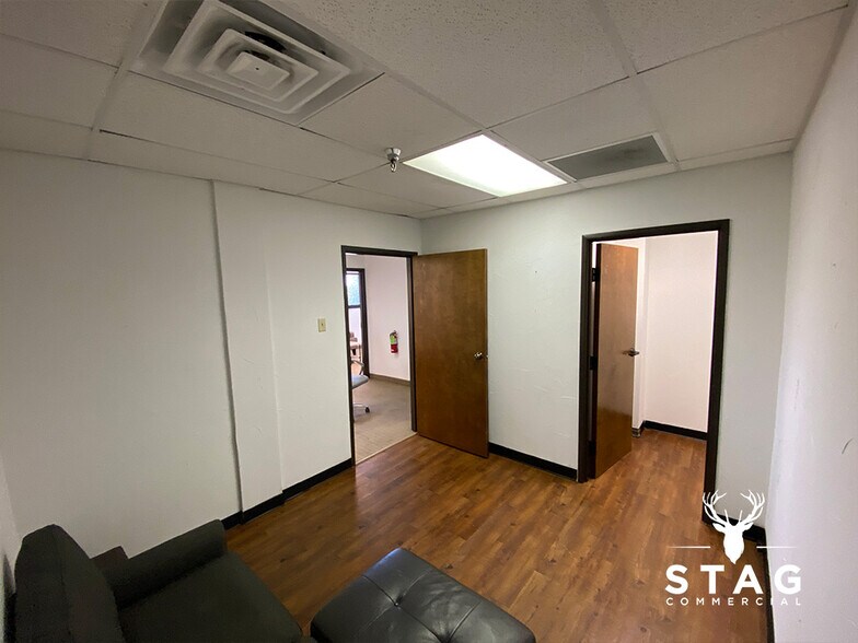 More Photos Of 3901 Airport Fwy, Bedford Office For Lease
