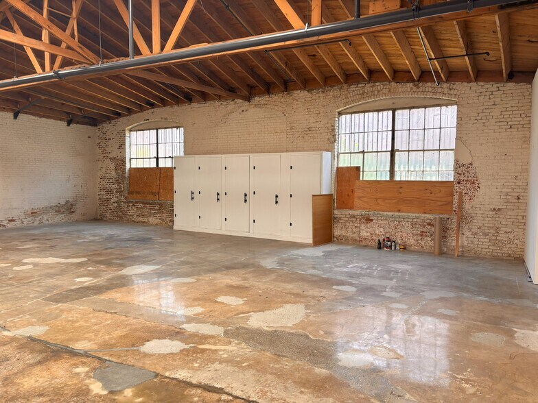 More Photos Of 664 S Anderson St, Los Angeles Warehouse For Lease