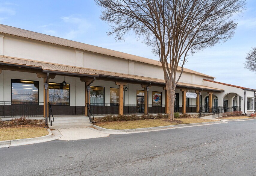 More Photos Of 5522 New Peachtree Rd, Chamblee General Retail For Lease