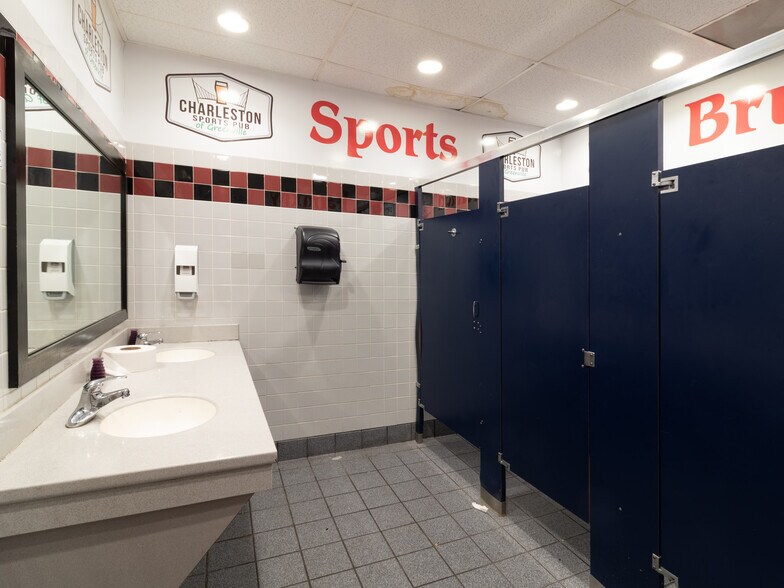 More Photos Of 15 W Washington St, Greenville Restaurant For Lease