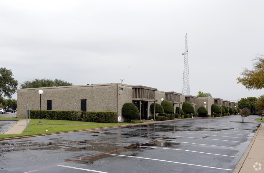 Primary Photo Of 709-717 Lingco Dr, Richardson Light Distribution For Lease