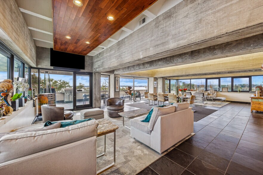 More Photos Of 916 Bay St, Beaufort Office For Sale