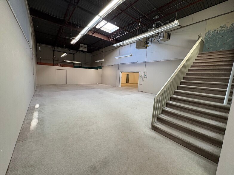 More Photos Of 1100 Lansdowne Dr, Coquitlam Warehouse For Lease