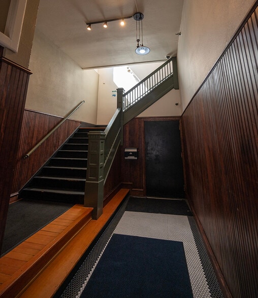 More Photos Of 707-709 Main St, Oregon City Office For Lease