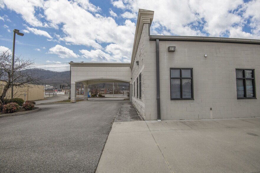 More Photos Of 305 River Dr, LaFollette Medical For Sale