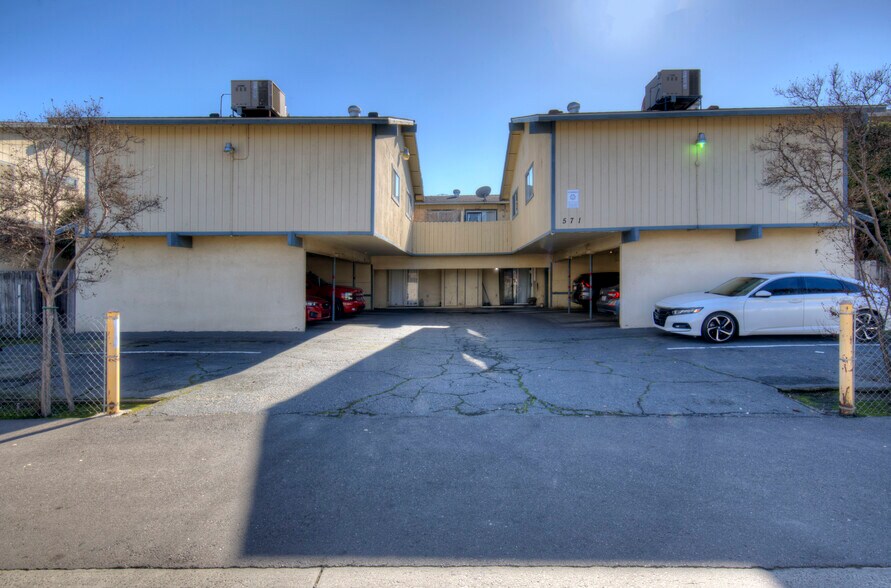 More Photos Of 571 W Ashlan Ave, Clovis Apartments For Sale