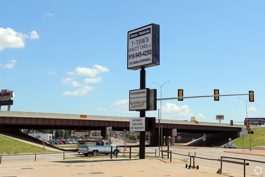 More Photos Of 8101 E Skelly Dr, Tulsa Auto Dealership For Lease