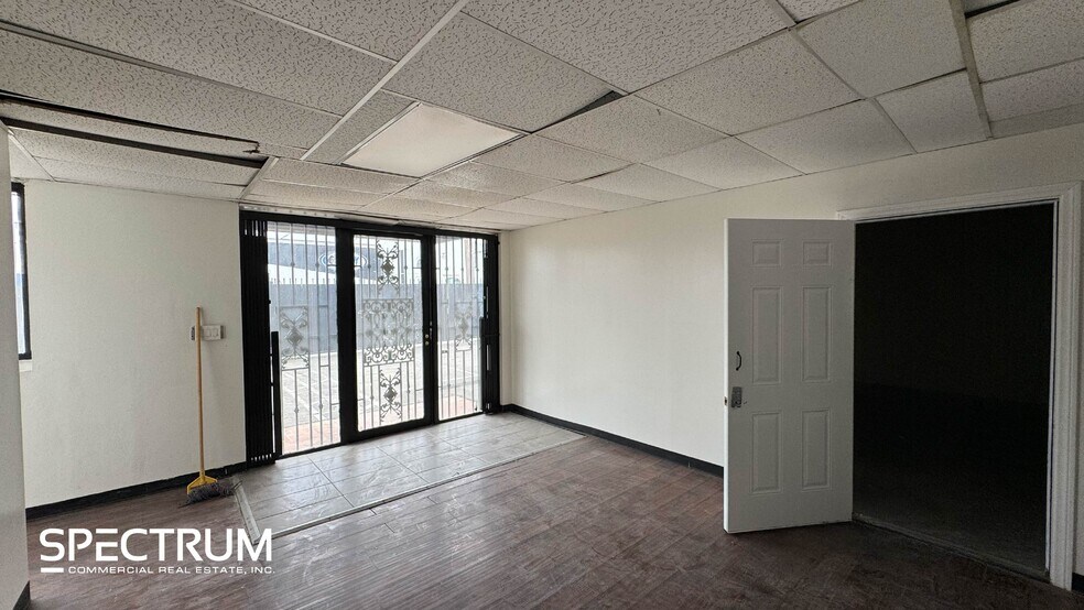 More Photos Of 14743-14745 Arminta St, Van Nuys Warehouse For Lease