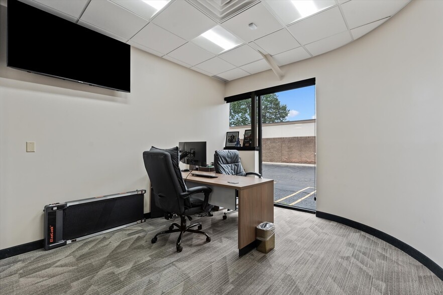 More Photos Of 29444 Northwestern Hwy, Southfield Office For Sale