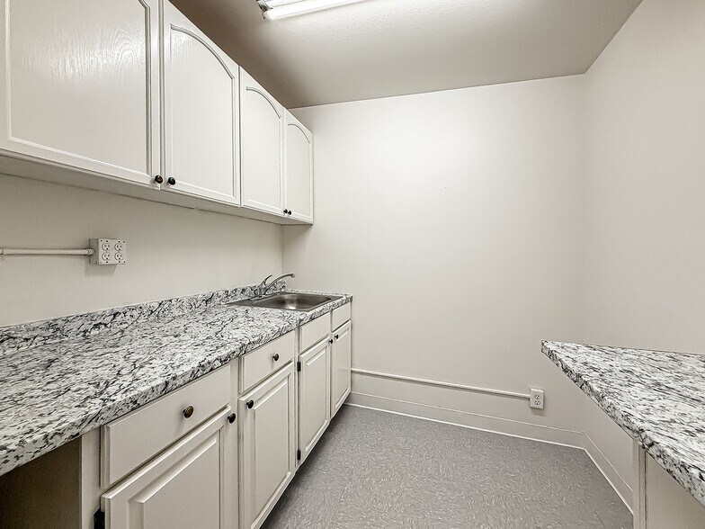 More Photos Of 9420 Chivers Ave, Sun Valley Warehouse For Lease