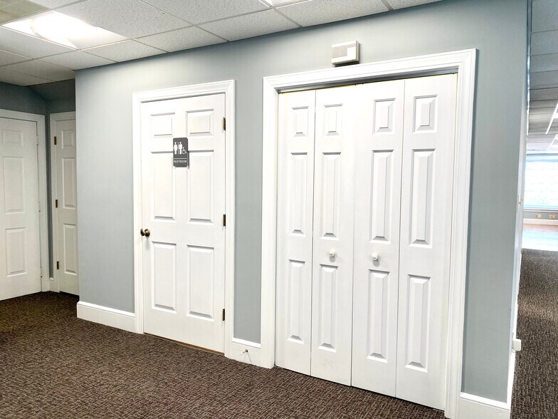 More Photos Of 156 E Market St, Martinsville Office Residential For Lease