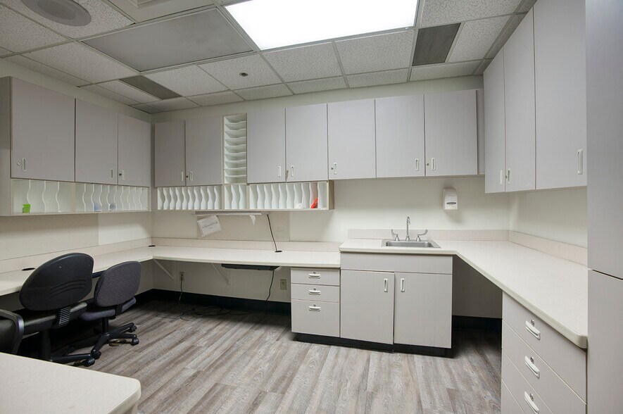 More Photos Of 16635 N 43rd Ave, Phoenix Medical For Lease