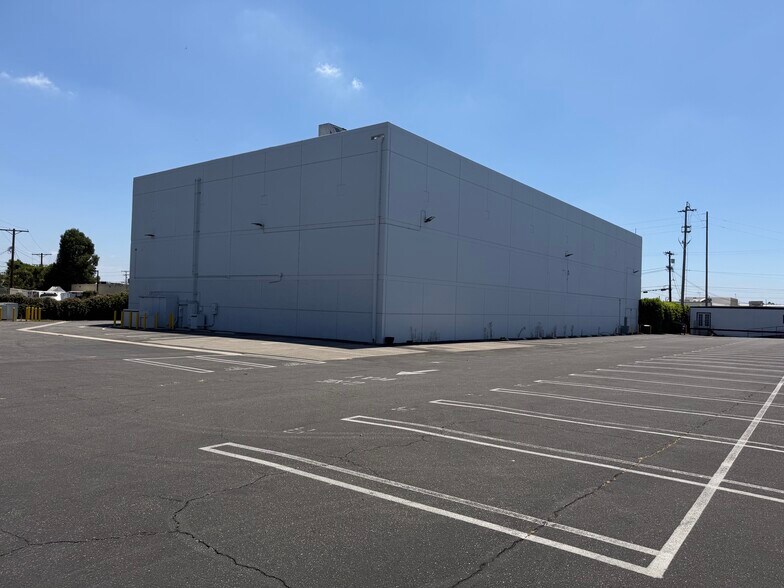 More Photos Of 13927 Saticoy St, Panorama City Movie Radio TVStudio For Lease