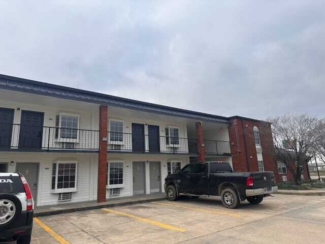 More Photos Of 110 Independence Ave, Kennett Hotel For Sale