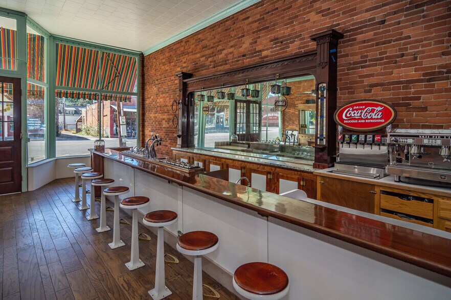 More Photos Of 115 NE Locust St, Oakland Restaurant For Sale