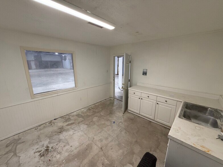 More Photos Of 11901 Vickery St, Houston Warehouse For Sale