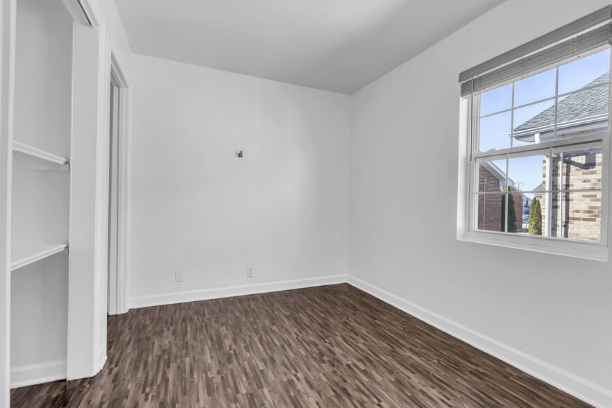 More Photos Of 109 Holiday Ct, Franklin Office For Sale