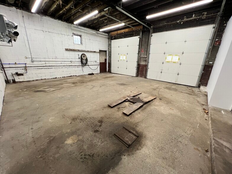 More Photos Of 3027 Brighton Rd, Pittsburgh Auto Repair For Lease