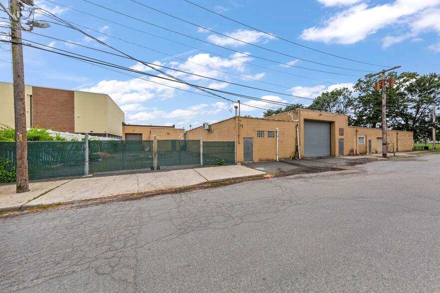 More Photos Of 625-633 W Merrick Rd, Valley Stream Warehouse For Lease