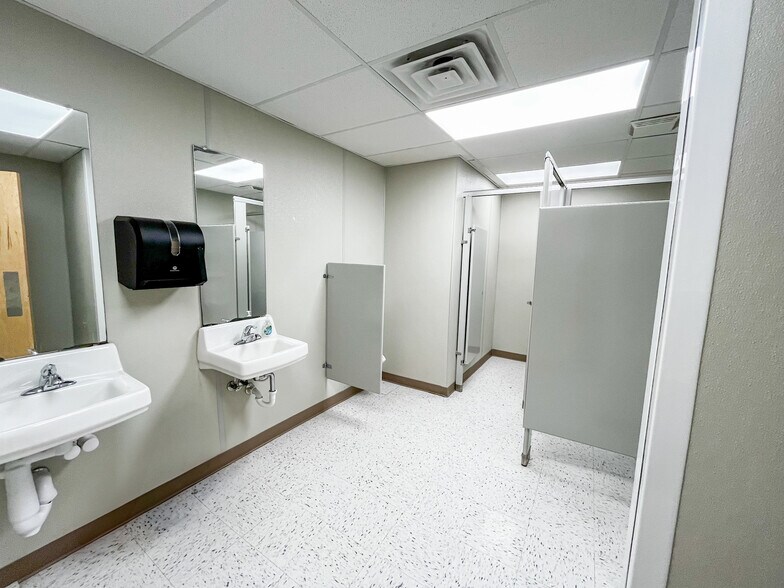 More Photos Of 906 S Highway 285, Pecos Warehouse For Sale