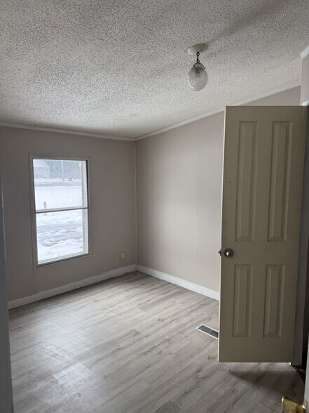 More Photos Of 510 W Burr Oak St, Centreville Manufacturing For Sale