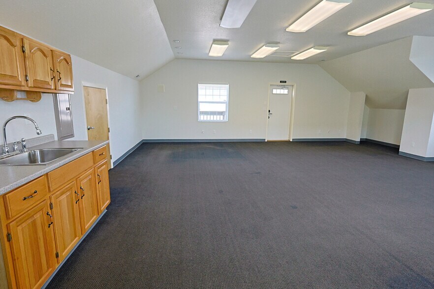 More Photos Of 137 Hall Ave, Coos Bay Office For Sale