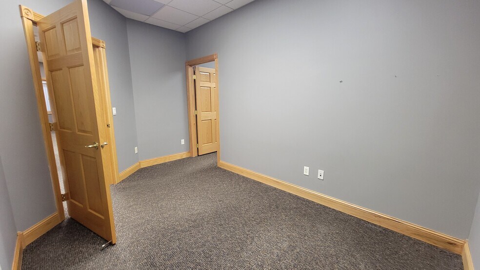 More Photos Of 1881 NW Station Parkway, Andover Office Residential For Lease