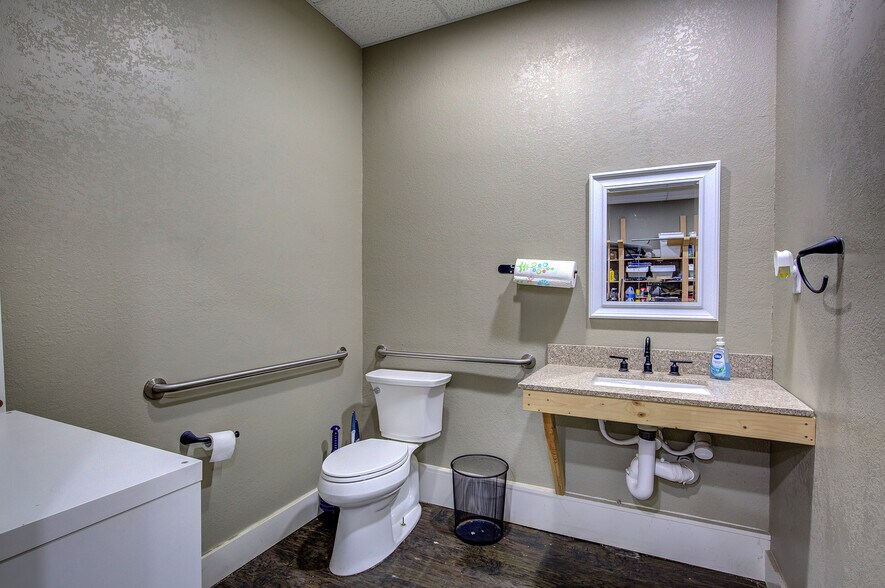 More Photos Of 400 Gilmer St, Sulphur Springs Storefront For Lease