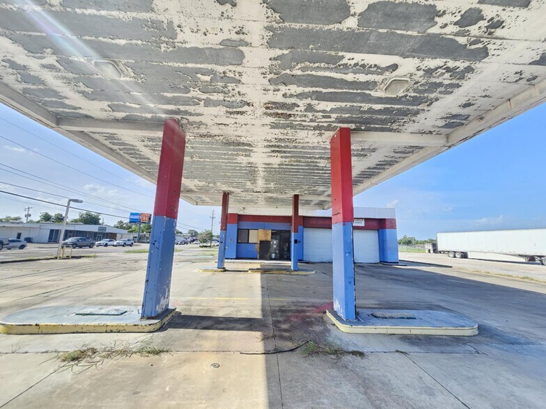 More Photos Of 1901 Pasadena Blvd, Pasadena Service Station For Sale